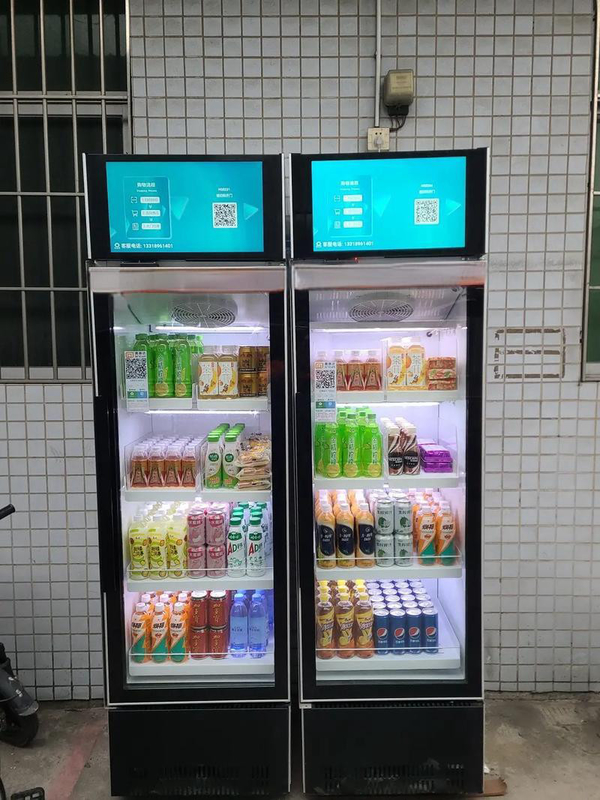 エネルギー を 増やす 体育館 の 自動 販売 機 運動 飲料 で 満たさ れ て いる