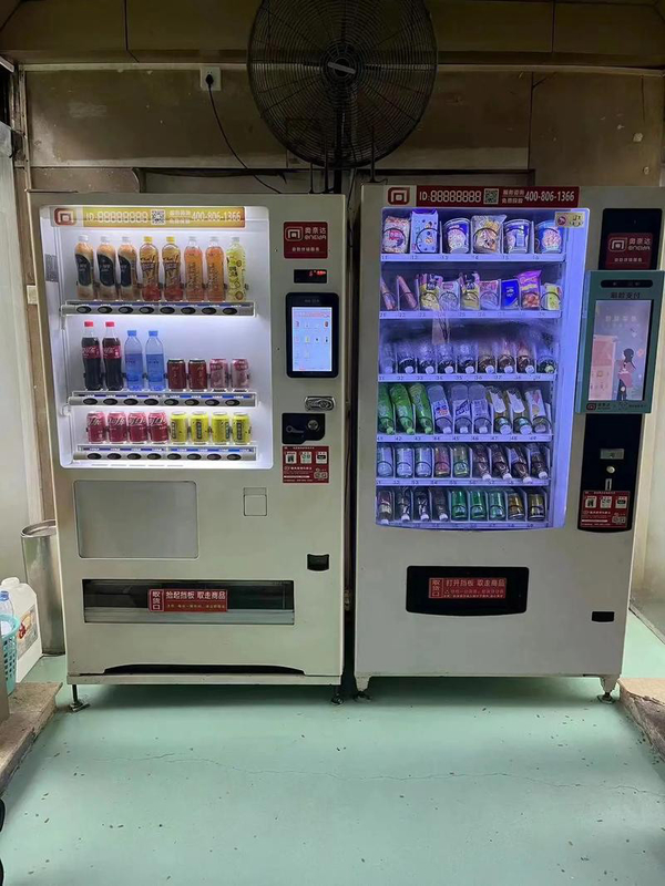 エネルギー を 増やす 体育館 の 自動 販売 機 運動 飲料 で 満たさ れ て いる